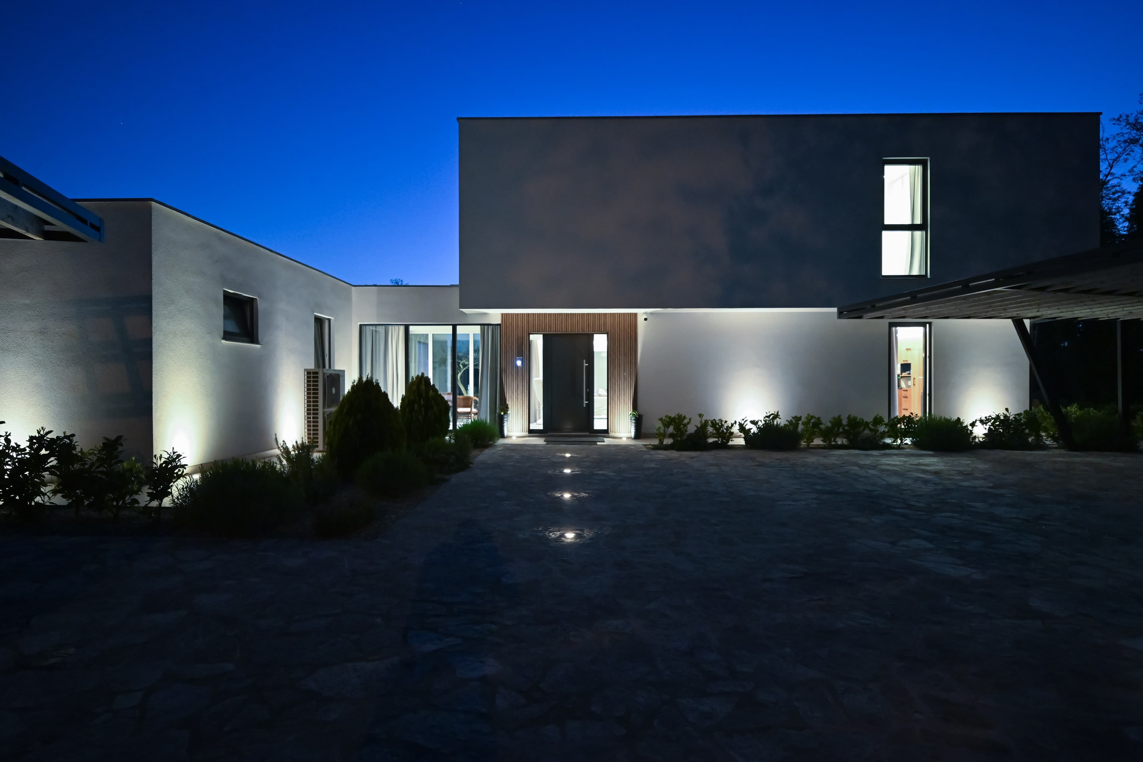 Fertiggestellte Villa bei Nacht
